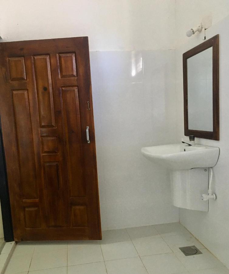 Little Lagoon Hostel Аругам Экстерьер фото
