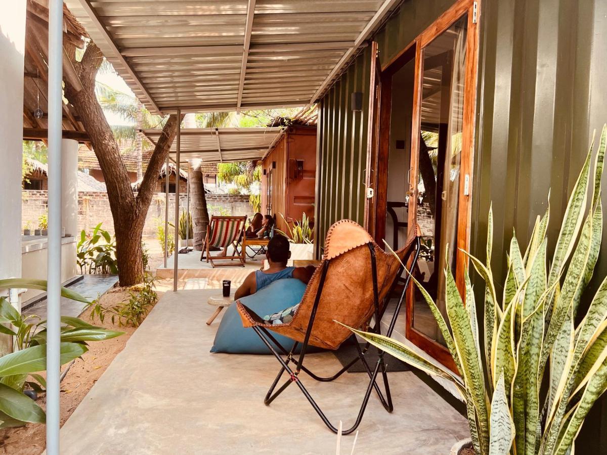 Little Lagoon Hostel Аругам Экстерьер фото