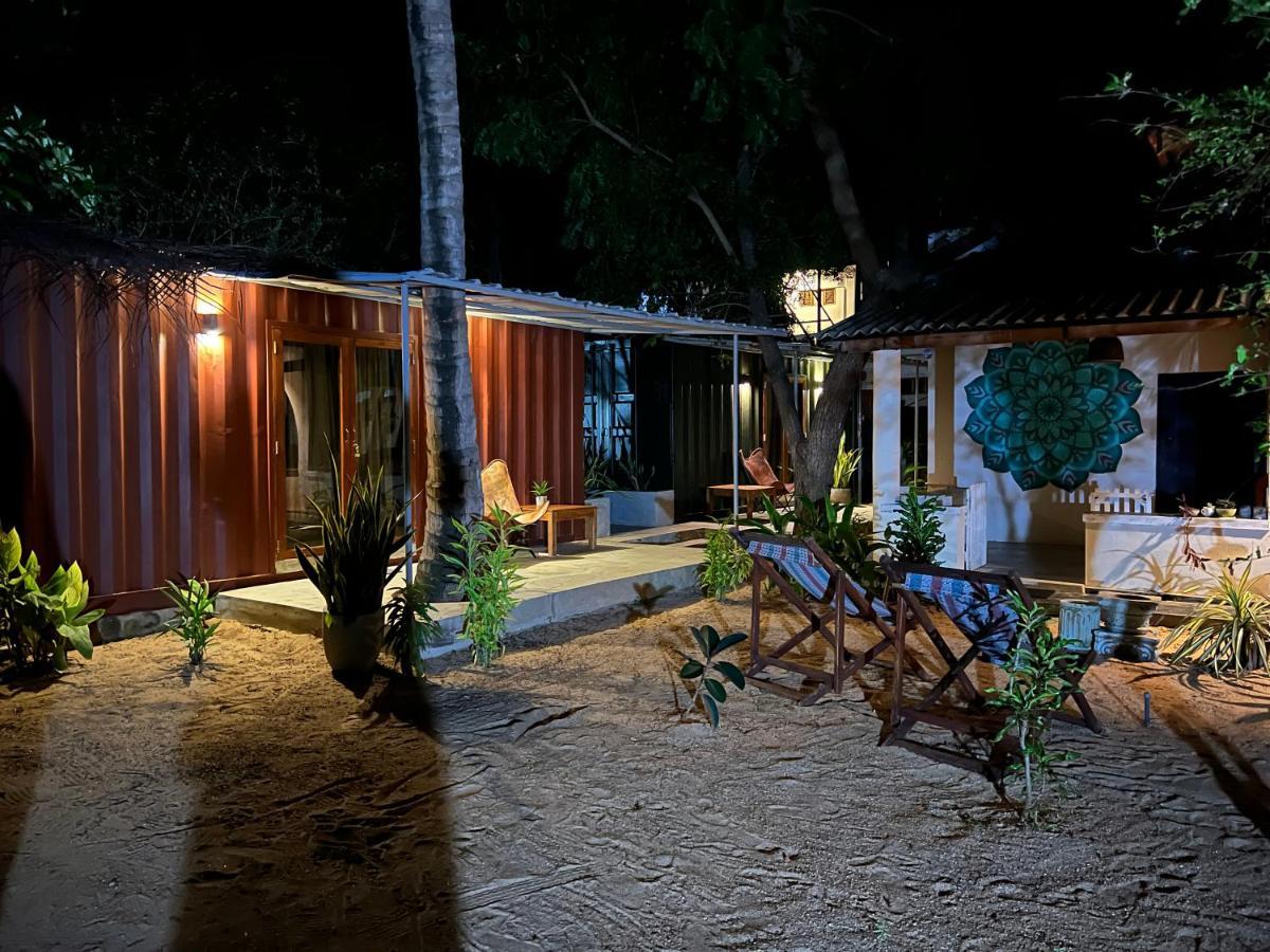 Little Lagoon Hostel Аругам Экстерьер фото