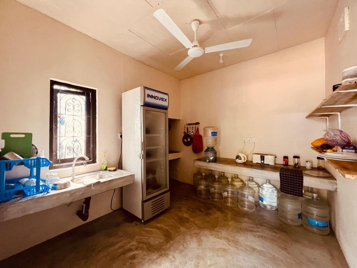 Little Lagoon Hostel Аругам Экстерьер фото