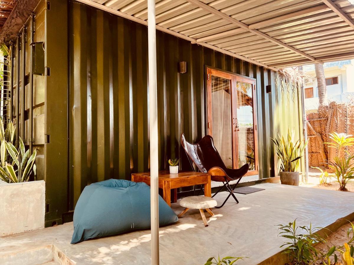 Little Lagoon Hostel Аругам Экстерьер фото