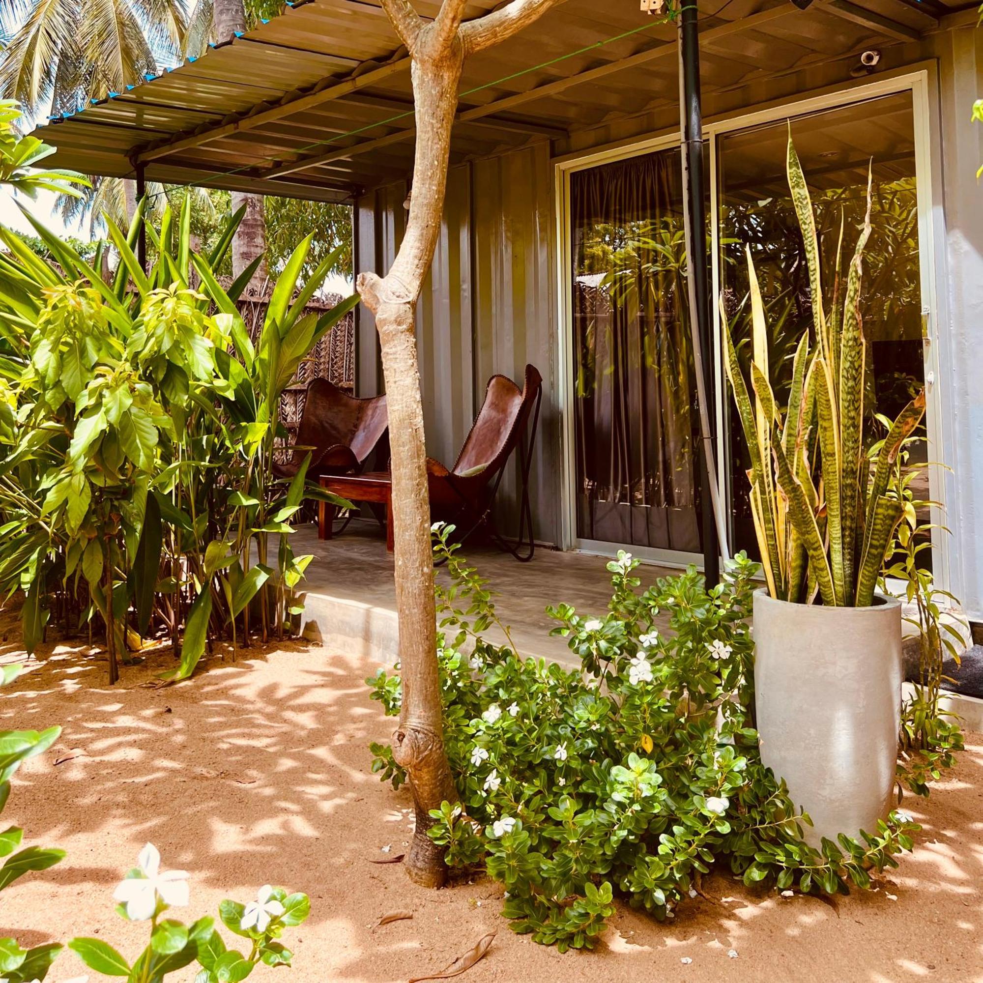 Little Lagoon Hostel Аругам Экстерьер фото