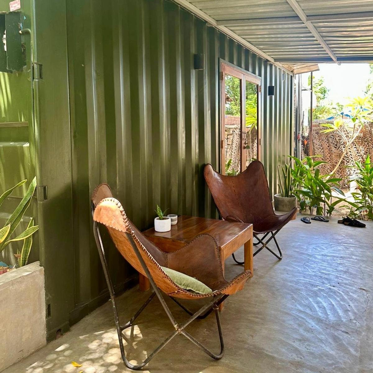 Little Lagoon Hostel Аругам Экстерьер фото